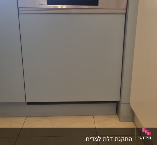 חזית עץ מעוצבת למדיח כלים אינטגרלי בארון מטבח
